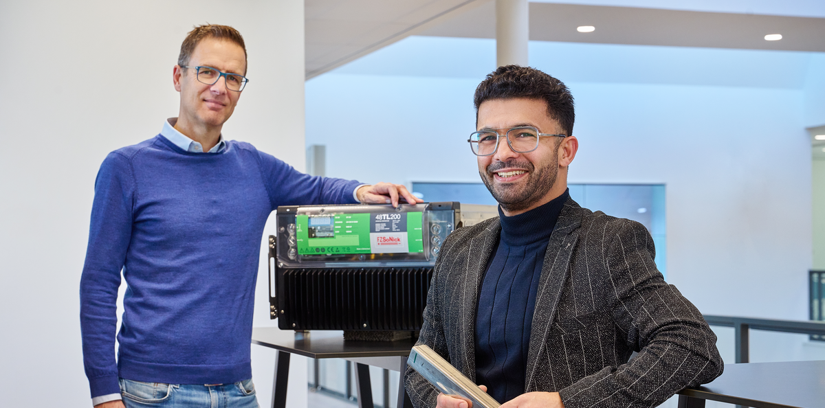 Kees en Parsa met de Fortona zoutbatterij