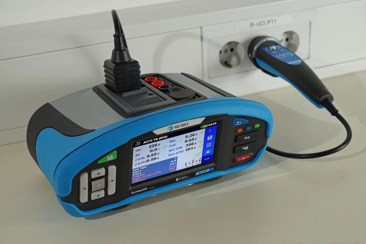 Metrel MI3155 Eurotest XD NEN 1010 installatietester in stopcontact